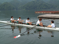 ボートに乗るメンバーの写真