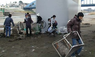 多摩川での清掃活動の様子