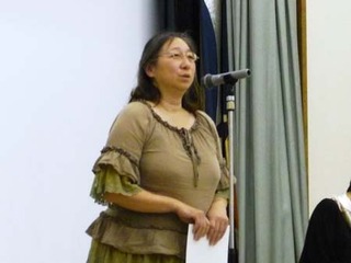 授賞式でコメントする笹子さんの写真